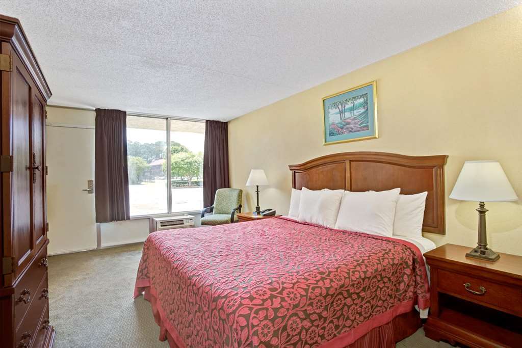 Days Inn By Wyndham Hampton Near Coliseum Convention Center Room photo